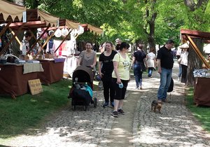 V sobotu na Vyšehradě mohli návštěvníci vidět nejen putovní výstavu, ale projít si jarmark, ochutnat regionální speciality nebo si poslechnout hudební program