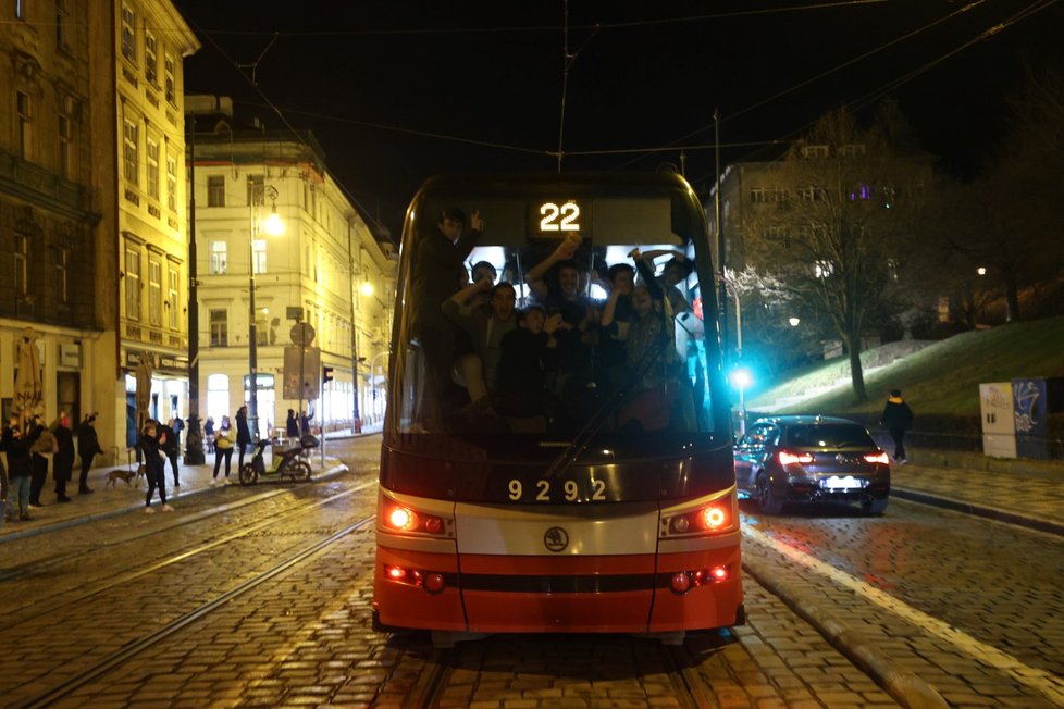 Pražané se 22. 2. 2022 fotili ve 22:22 v tramvaji 22.