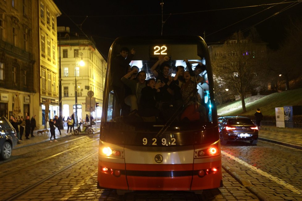 Pražané se 22. 2. 2022 fotili ve 22:22 v tramvaji 22.