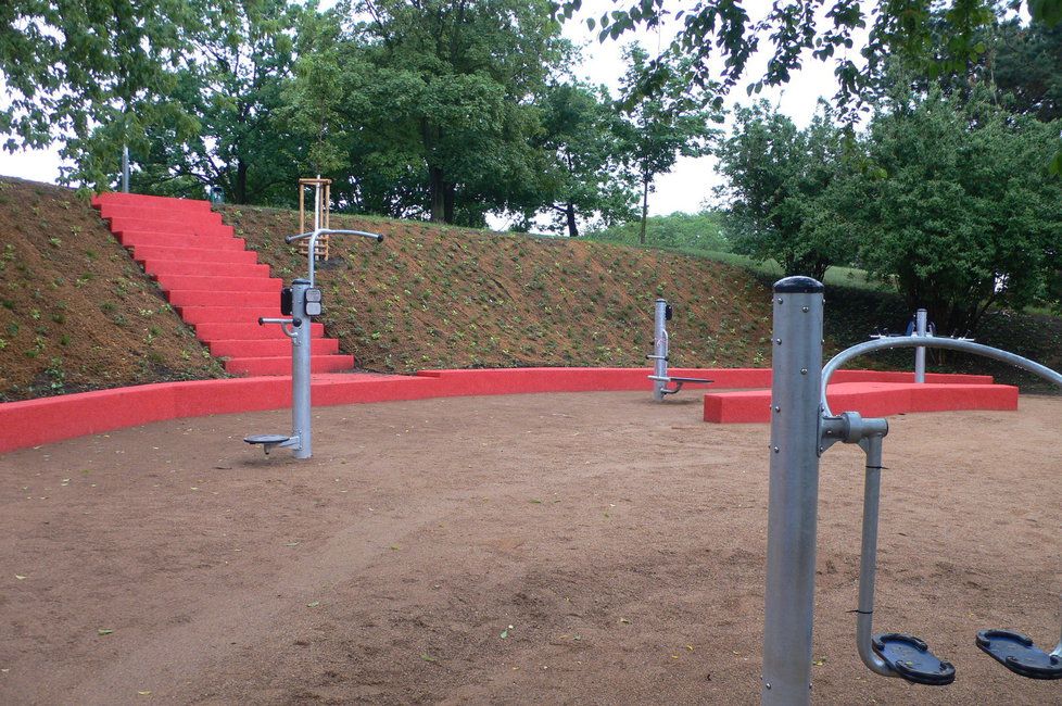 Praha 3 otevírá dvě zbrusu nová venkovní fitness hřiště. Cvičit můžete v parku.