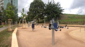 Praha 3 otevírá dvě zbrusu nová venkovní fitness hřiště. Cvičit můžete v parku.