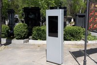 Tři nové chytré informační kiosky na Olšanských hřbitovech: Starší lidé si jich nevšímají