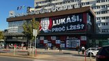 „Lukáši, proč lžeš?“ Antikampaň před volbami přímo na budově radnice Prahy 4! Záhadné reklamě chybí zadavatel