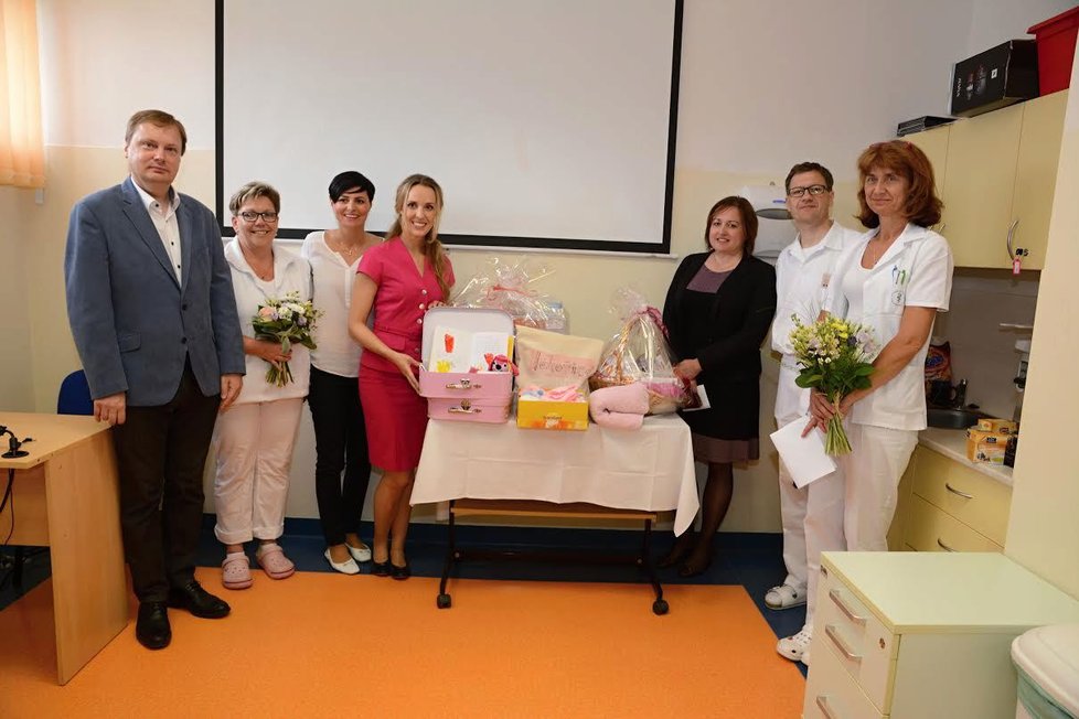 Nadační fond La Vida Loca předal kufříky pro děti zástupcům novorozeneckého oddělení.