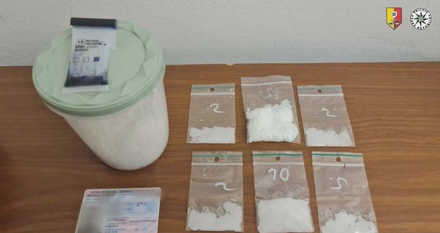 Policisté zabavili muži a ženě celkem 300 gramů pervitinu. Policisté zabavili muži a ženě celkem 300 gramů pervitinu.