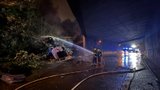 Šílená nehoda v Praze: Kamion prorazil svodidla a spadl z mostu! Začal hořet