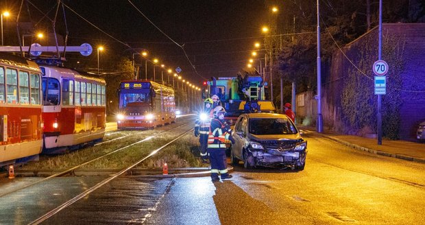 Partička lidí bourala s autem na Bělohorské.