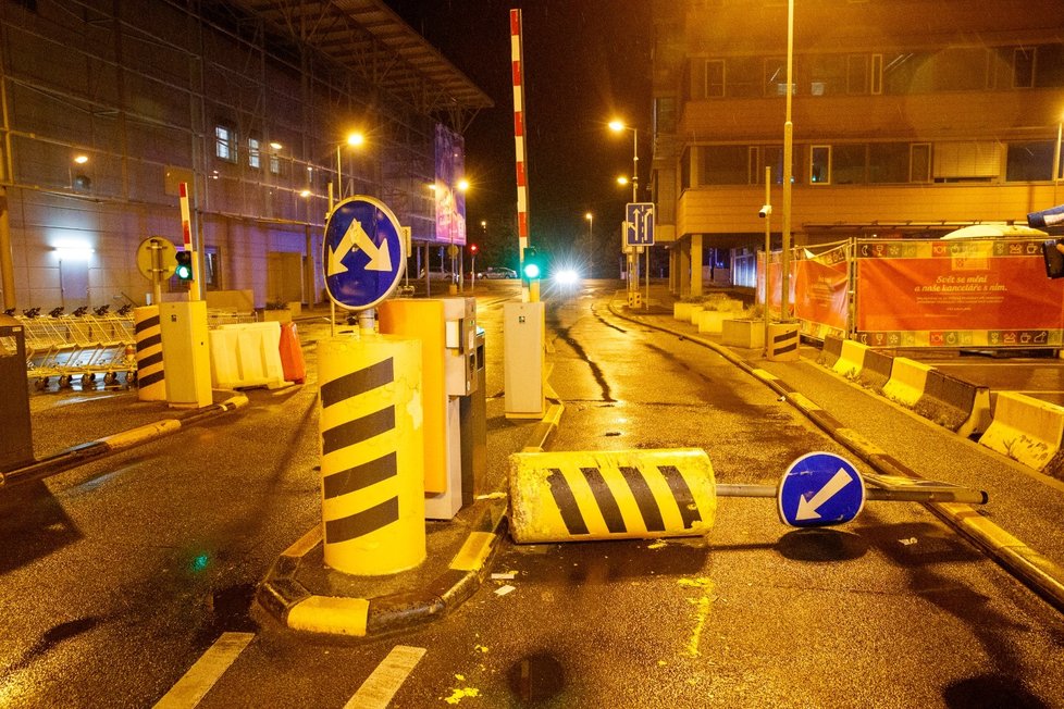 Partička lidí bourala s autem na Bělohorské.