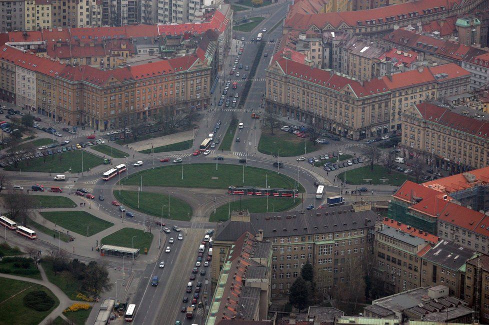 Praha 6 zažívá dramatický konec roku (letecký snímek Vítězného náměstí v Dejvicích). (Ilustrační foto)