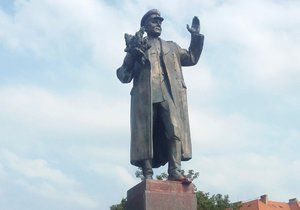 Neznámí lidé 24. srpna 2019 částečně očistili sochu maršála Ivana Koněva v Praze 6, kterou neznámý vandal polil v noci na čtvrtek červenou barvou a podstavec pomaloval nápisy.
