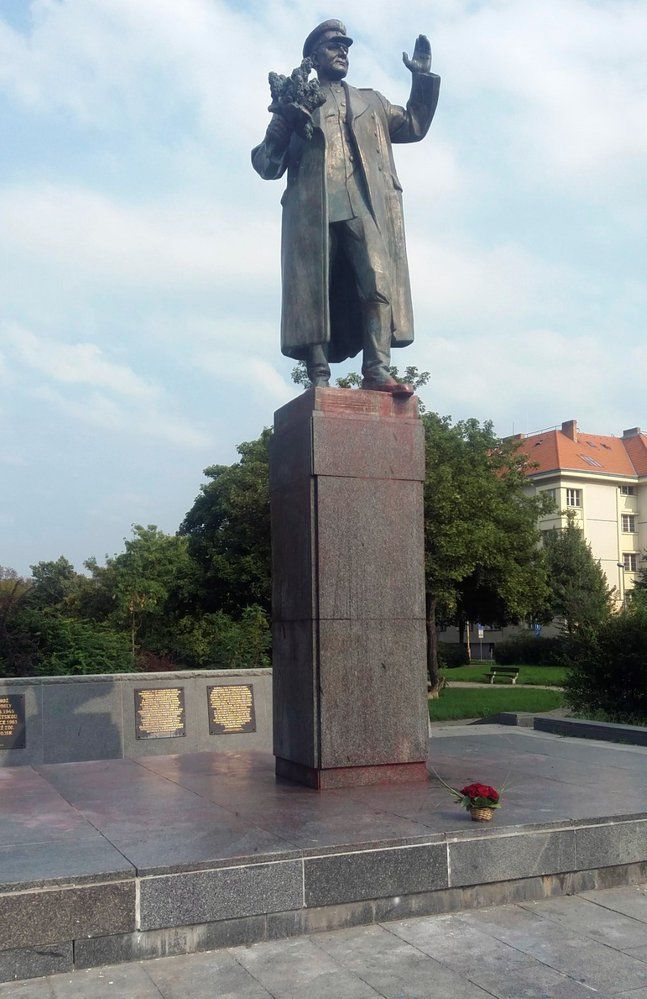 Neznámí lidé 24. srpna 2019 částečně očistili sochu maršála Ivana Koněva v Praze 6, kterou neznámý vandal polil v noci na čtvrtek červenou barvou a podstavec pomaloval nápisy.
