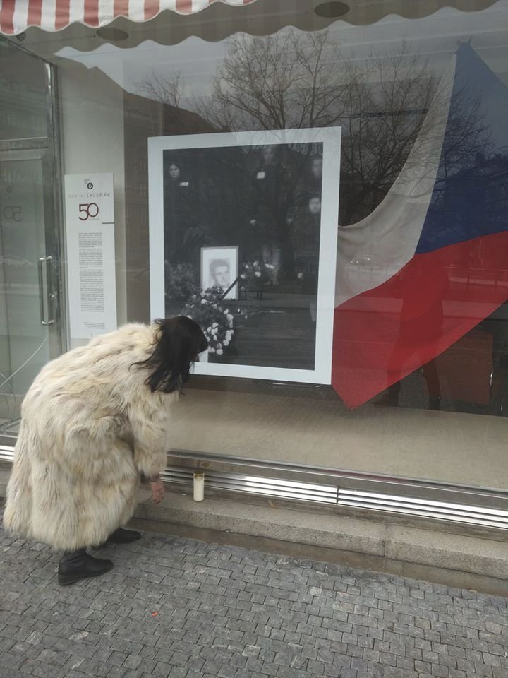 Radní Prahy 6 rokovali v galerii Skleňák na protest proti Zemanovu vyjádření.