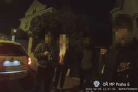 Opilí mladiství řádili v Praze 6: V ulicích slavili narozeniny a demolovali značky