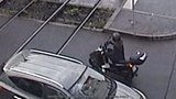 Řidička na skútru srazila na přechodu babičku s vnoučkem, omluvila se a odjela. Hledá ji policie