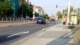 VIDEO: K tragédii chybělo málo: Parta opilců hrála fotbal na rušné pražské silnici
