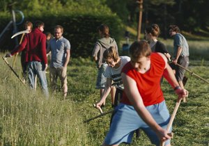 Trávu ve Stromovce můžete už v červnu kosou složit k zemi i vy.