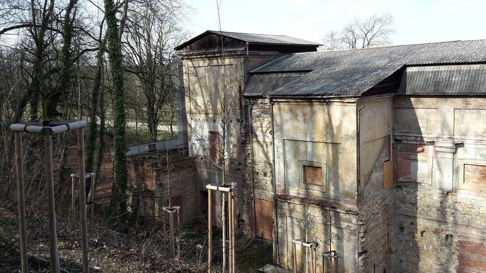 Jeden z dalších důkazů toho, jak budova celá léta chátrá