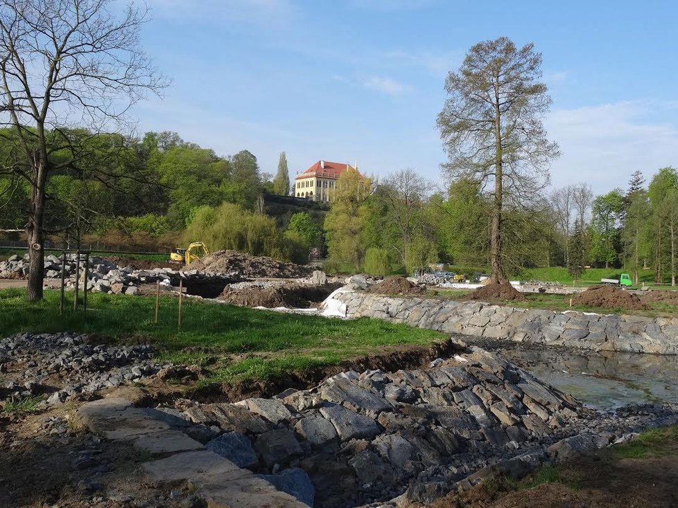 Takhle opravovali vodní plochy ve Stromovce.