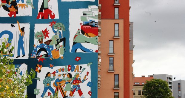 Stěnu domu s pečovatelskou službou v Tusarově ulici zdobí nástěnný mural připomínající 40. výročí polského hnutí Solidarita.