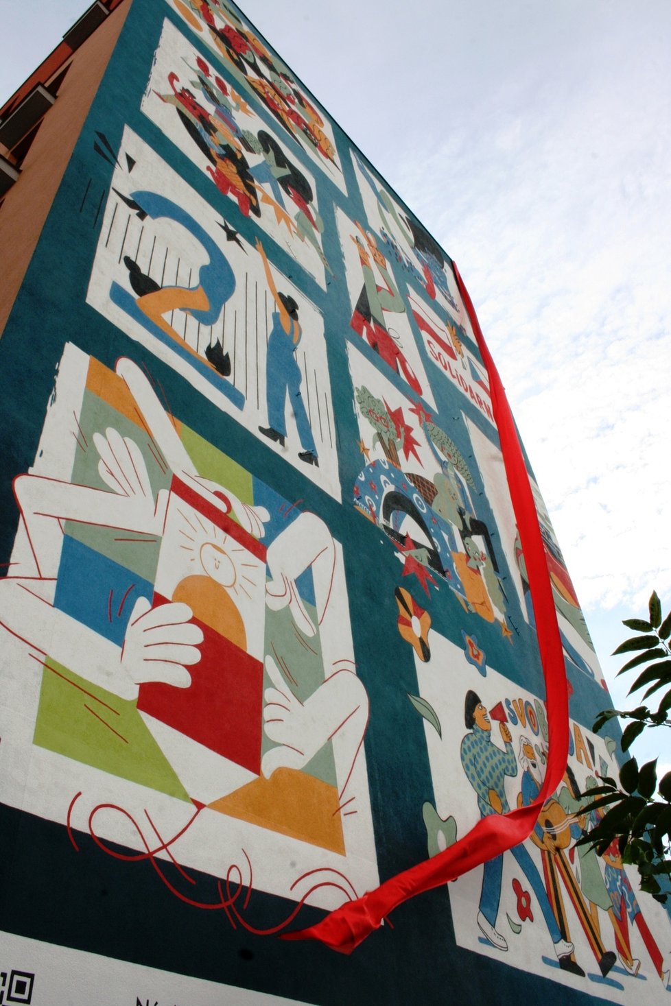 Stěnu domu s pečovatelskou službou v Tusarově ulici zdobí nástěnný mural připomínající 40. výročí polského hnutí Solidarita.