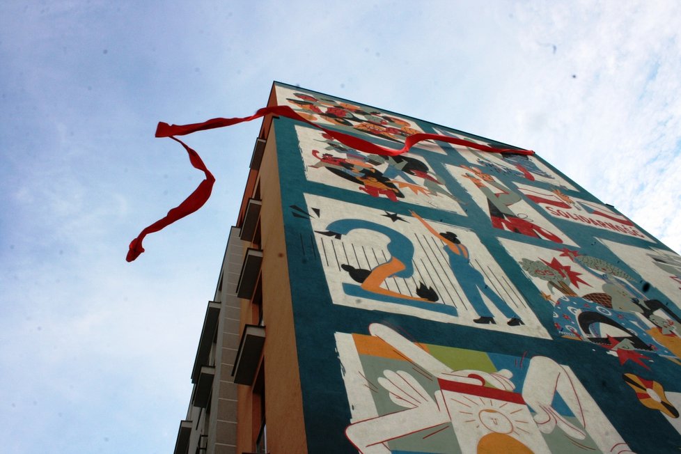 Stěnu domu s pečovatelskou službou v Tusarově ulici zdobí nástěnný mural připomínající 40. výročí polského hnutí Solidarita.