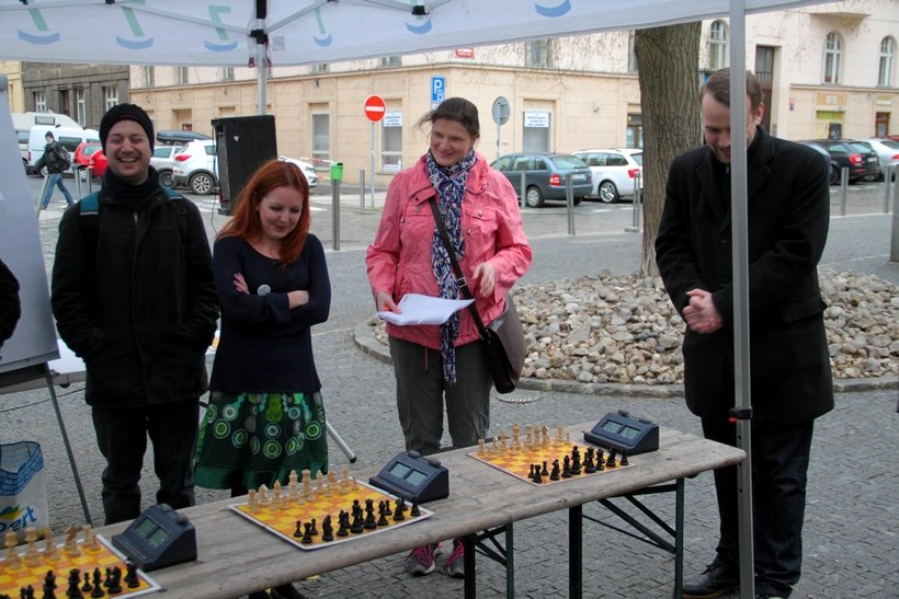 Při křestu bylo možné si zahrát šachy ve větším množství lidí. Kromě kamenného šachového stolku tak na jednoho odpoledne na náměstí přibyly i přenosné lavice.