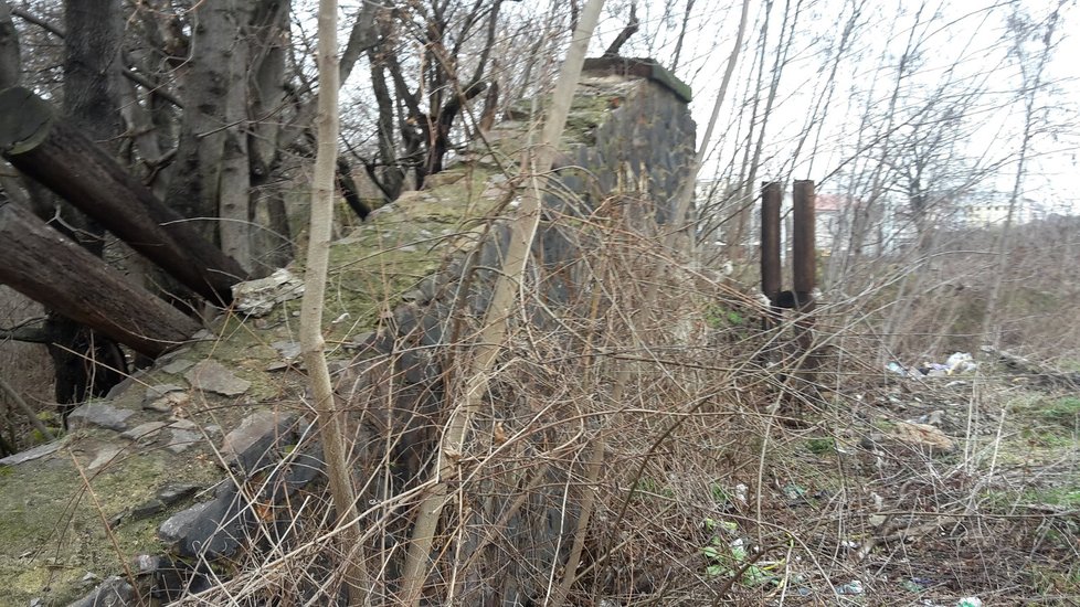 Rozpadající se zeď starého židovského hřbitova