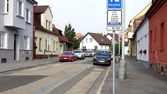 Rok s nenáviděnými zónami: Jak funguje modrý stroj na peníze