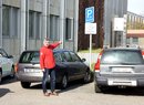 Vyhrazená místa pro parkování úředníků prý nebyla, nejsou a nebudou