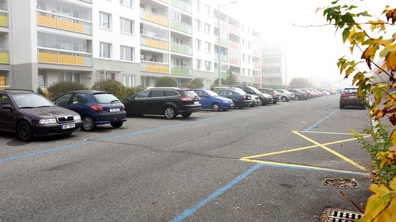 Zóny placeného parkování ve městech zůstanou dál zrušené