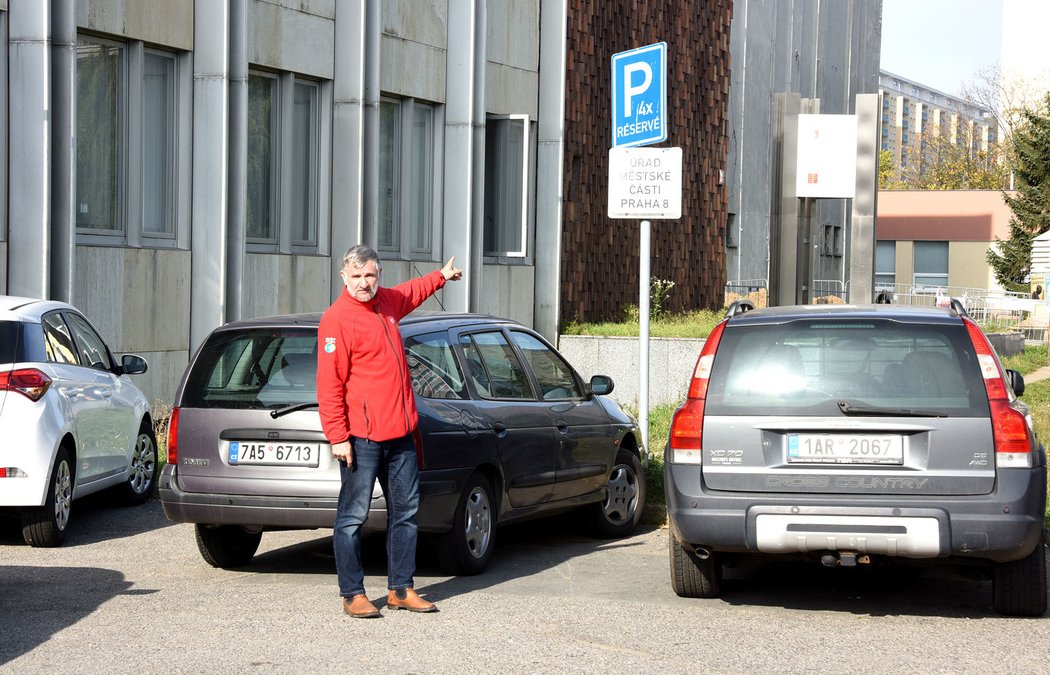 Vyhrazená místa pro parkování úředníků prý nebyla, nejsou a nebudou