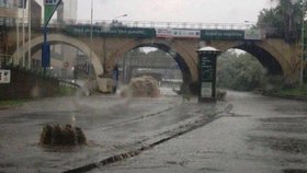 Na Praze 8 kvůli prudkým dešťům z kanálu vytéká voda