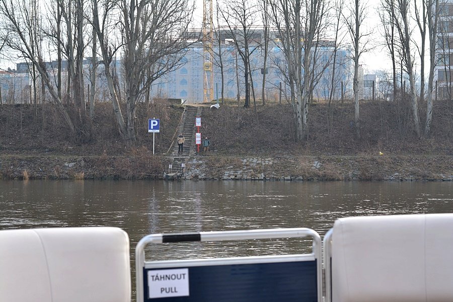 Takto vypadá vstup k přívozu z karlínského břehu Vltavy