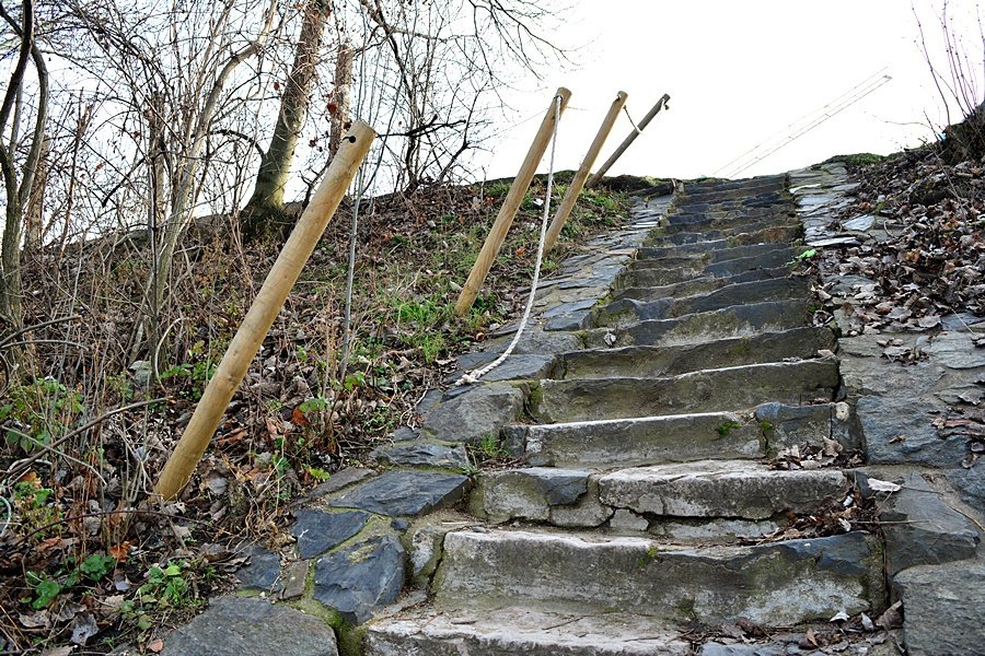 Takto vypadá vstup k přívozu z karlínského břehu Vltavy