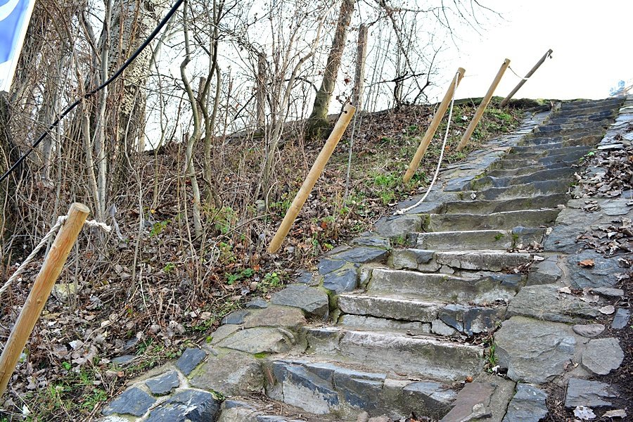 Takto vypadá vstup k přívozu z karlínského břehu Vltavy