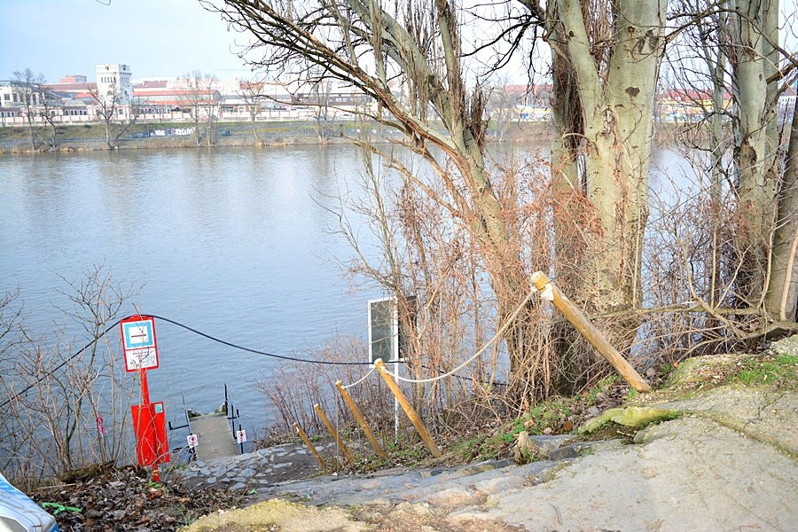 Takto vypadá vstup k přívozu z karlínského břehu Vltavy