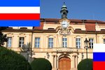 Občané si stěžují, že na radnici Prahy 8 visí ruská vlajka. Pletou si ji s vlajkou městské části