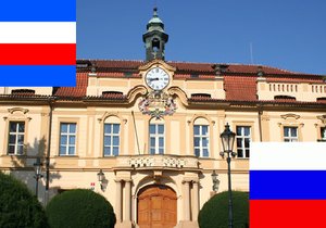Občané si stěžují, že na radnici Prahy 8 visí ruská vlajka. Pletou si ji s vlajkou městské části
