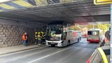 Dopravní komplikace u metra Vysočanská: Autobus se zasekl pod mostem!