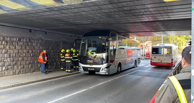 Autobus se zasekl pod mostem v Praze 9