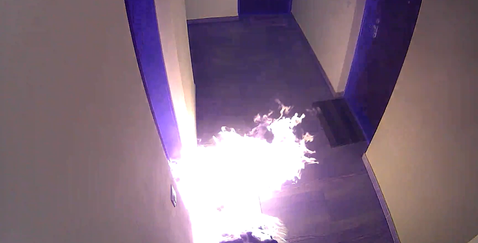 Policie pátrá po žháři, který zapálil dveře jednoho z bytů v panelovém domě v Sokolovské ulici