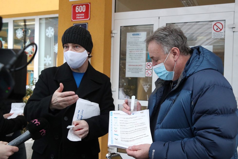 Radnice Prahy 9 a magistrát začaly na Proseku testovat žáky prvních a druhých tříd Základní školy Litvínovská. V pilotním projektu jim rozdaly antigenní testy na covid a děti se testují doma.