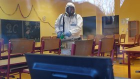 Radnice Prahy 6 nechala 8. března 2020 dvě ze svých škol, které navštěvují děti, u jejichž rodičů se potvrdila nákaza novým typem koronaviru, dezinfikovat teplým aerosolem.
