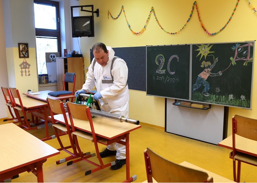 Radnice Prahy 6 nechala 8. března 2020 dvě ze svých škol, které navštěvují děti, u jejichž rodičů se potvrdila nákaza novým typem koronaviru, dezinfikovat teplým aerosolem.