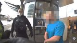 Opilec jezdil po obchoďáku na kole, napadl ostrahu i strážníky! Skončil v poutech a na záchytce
