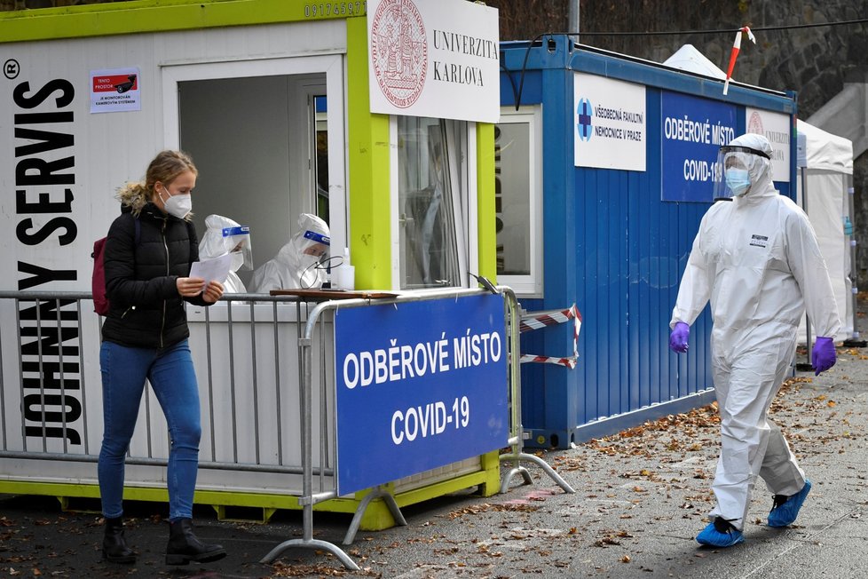 Ve Studničkově ulici na pražském Albertově bylo 13. listopadu 2020 otevřeno další odběrové místo, kde se mohou lidé nechat otestovat na nemoc covid-19