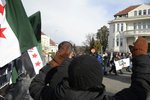 Stovky lidí protestovaly před ambasádou Sýrie i Ruska.