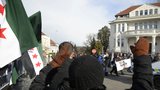 Pochod pro Sýrii přišel do Prahy. „Jděte, odkud jste přišli,“ hnali ho odpůrci