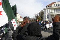 Pochod pro Sýrii přišel do Prahy. „Jděte, odkud jste přišli,“ hnali ho odpůrci