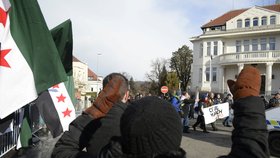 Stovky lidí protestovaly před ambasádou Sýrie i Ruska.